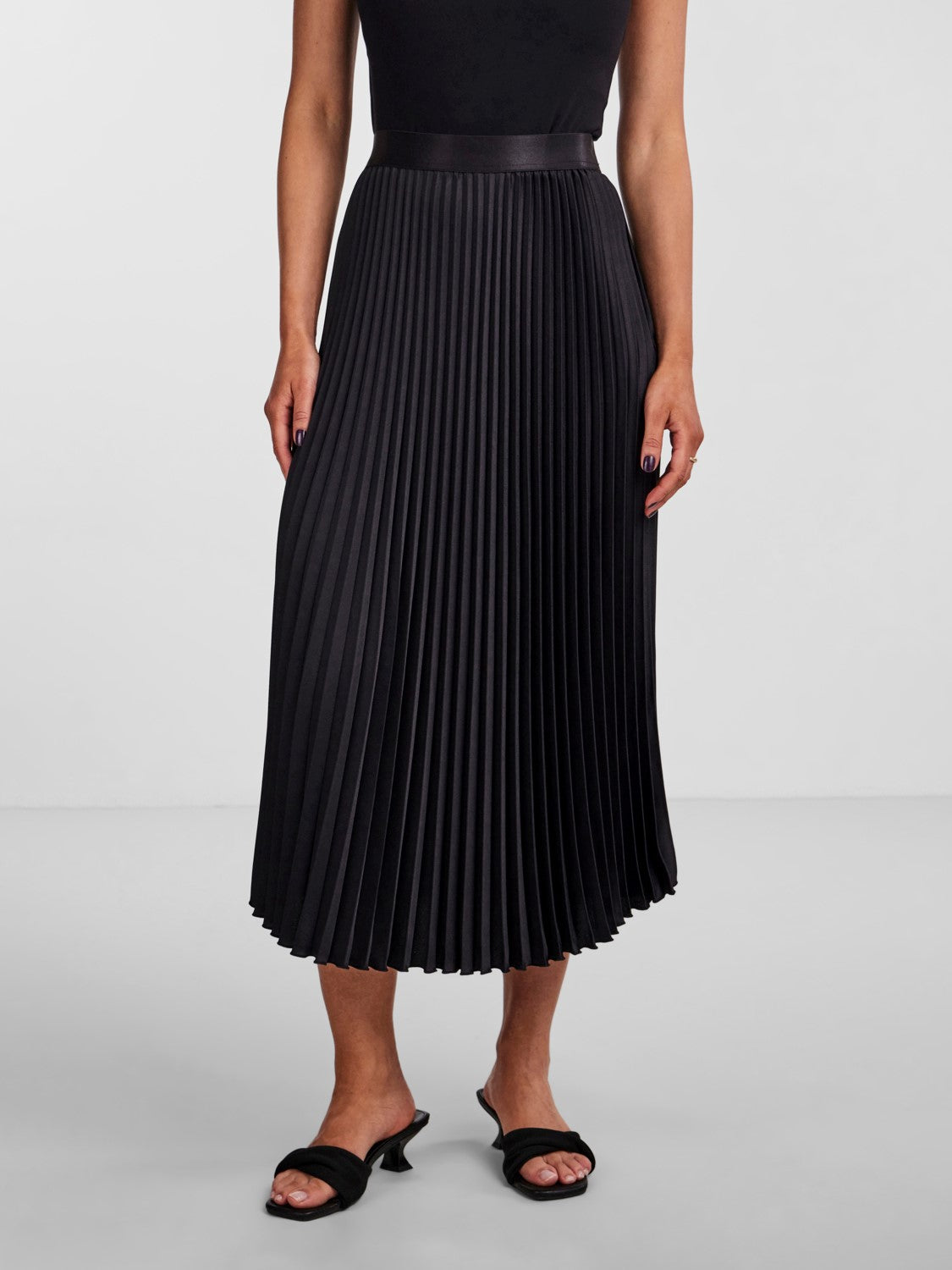 YASCeline HW Midi Skirt Black